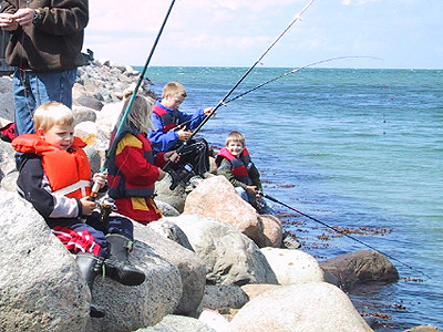 Kinder angeln von der Steinmole